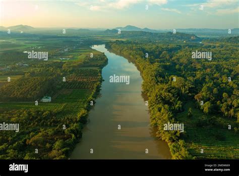 Sunrise over Dong Nai River! A Symphony of Color and Motion Capturing the Essence of Vietnamese Life